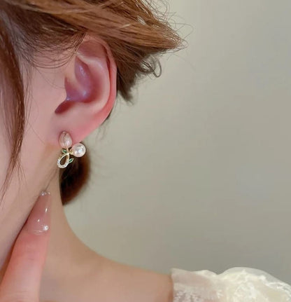 Shiney Daisy Twist Earrings